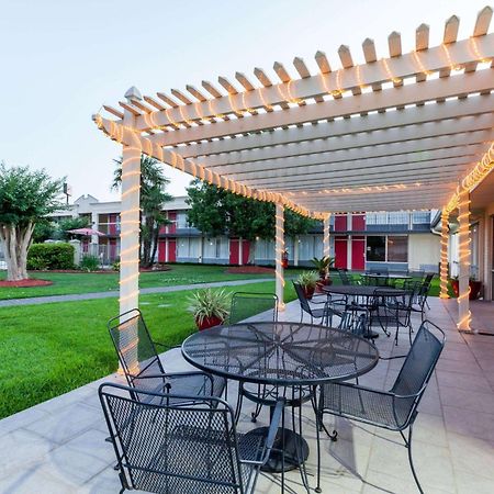 Ramada by Wyndham New Iberia Hotel Bagian luar foto
