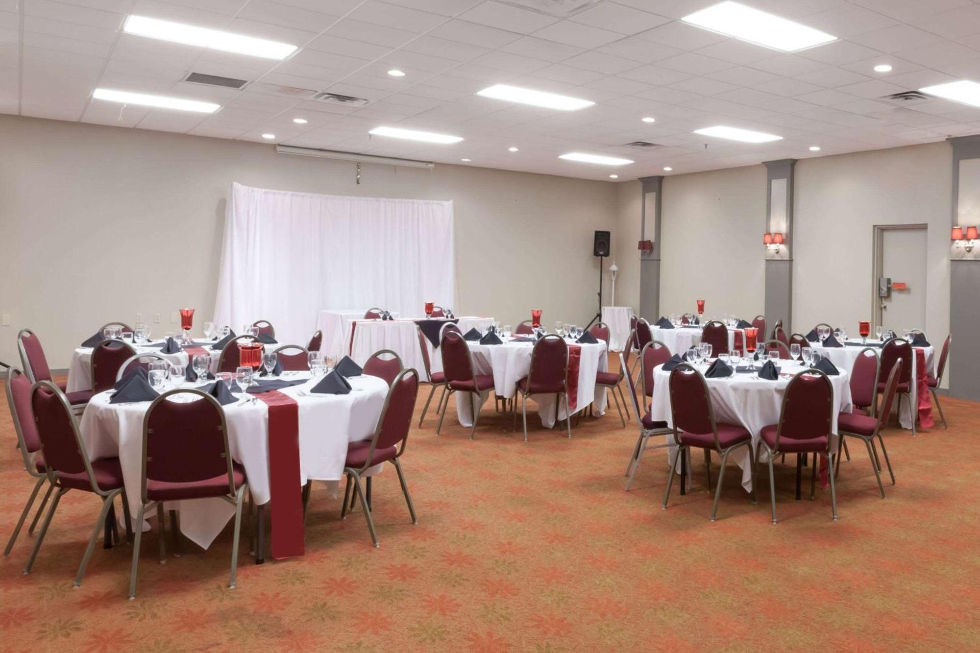 Ramada by Wyndham New Iberia Hotel Bagian luar foto