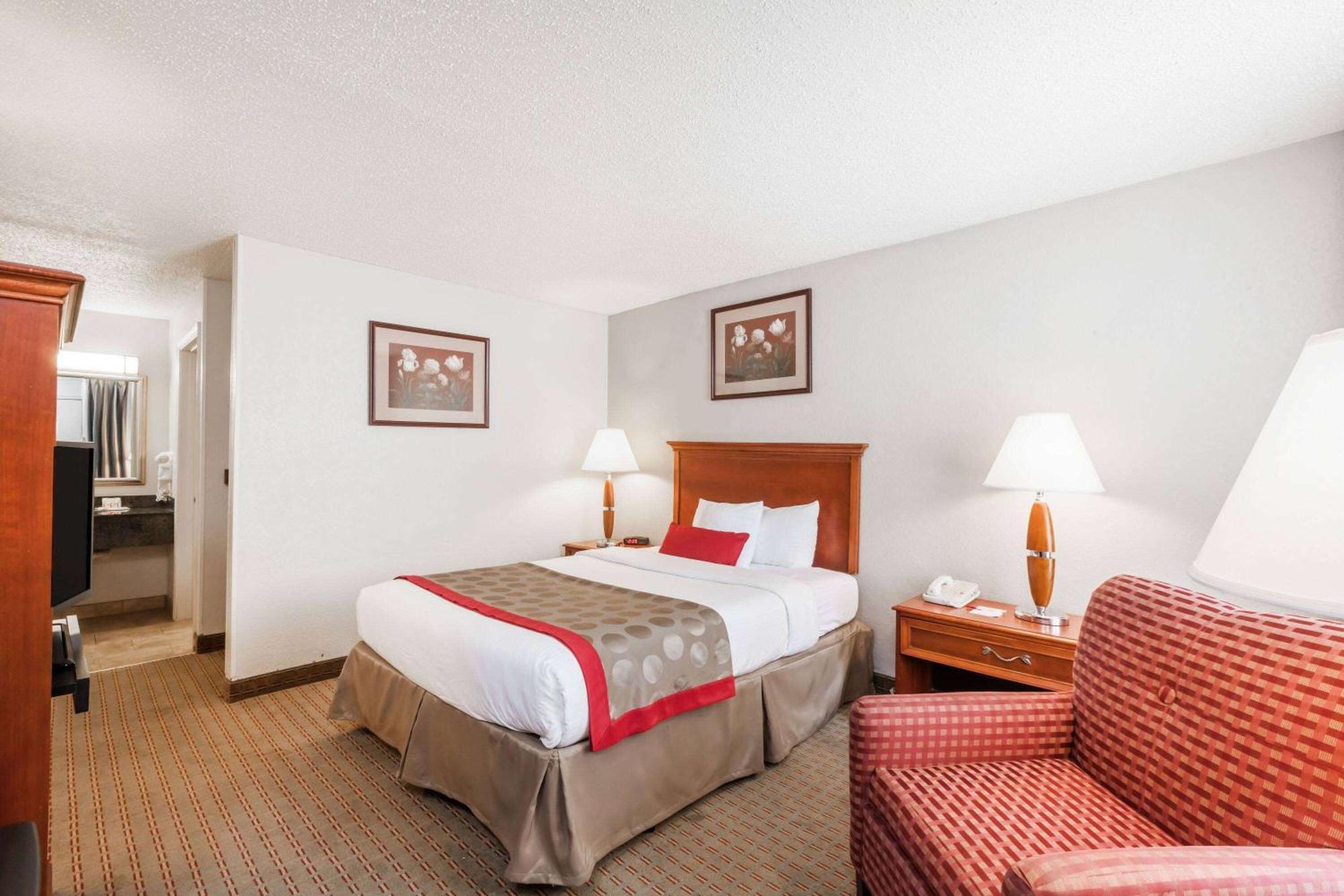 Ramada by Wyndham New Iberia Hotel Bagian luar foto