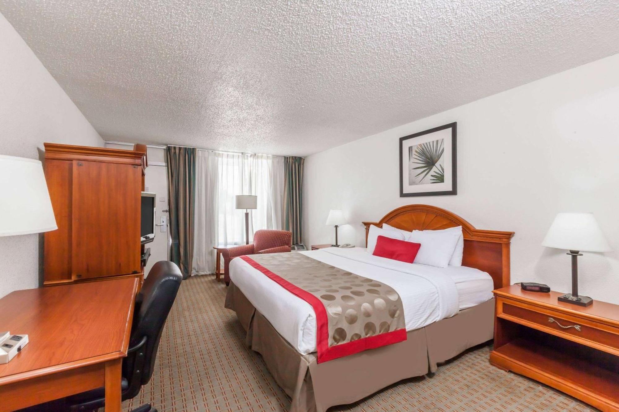Ramada by Wyndham New Iberia Hotel Bagian luar foto