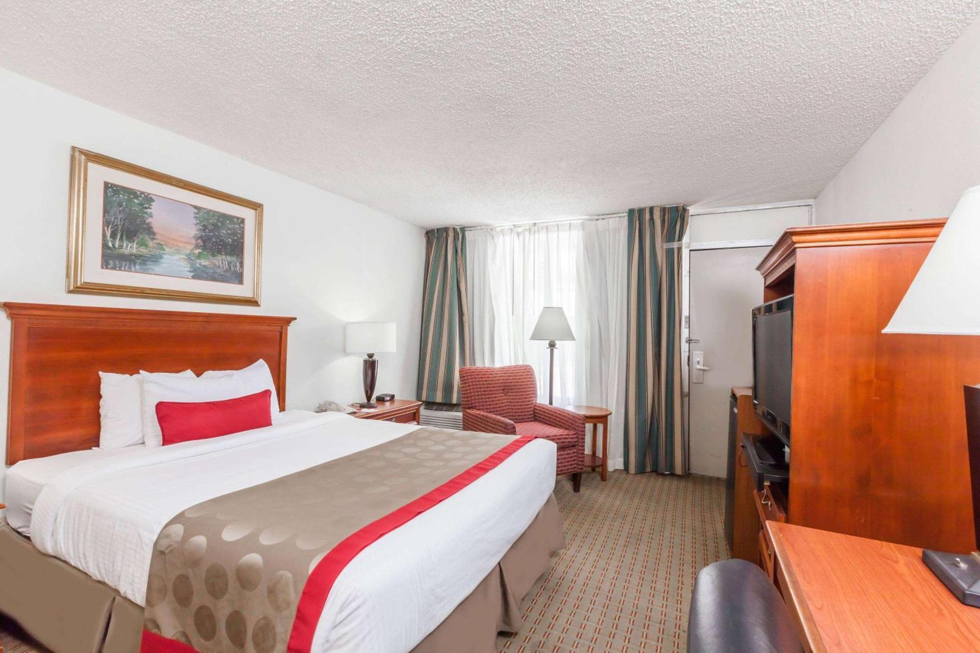Ramada by Wyndham New Iberia Hotel Bagian luar foto